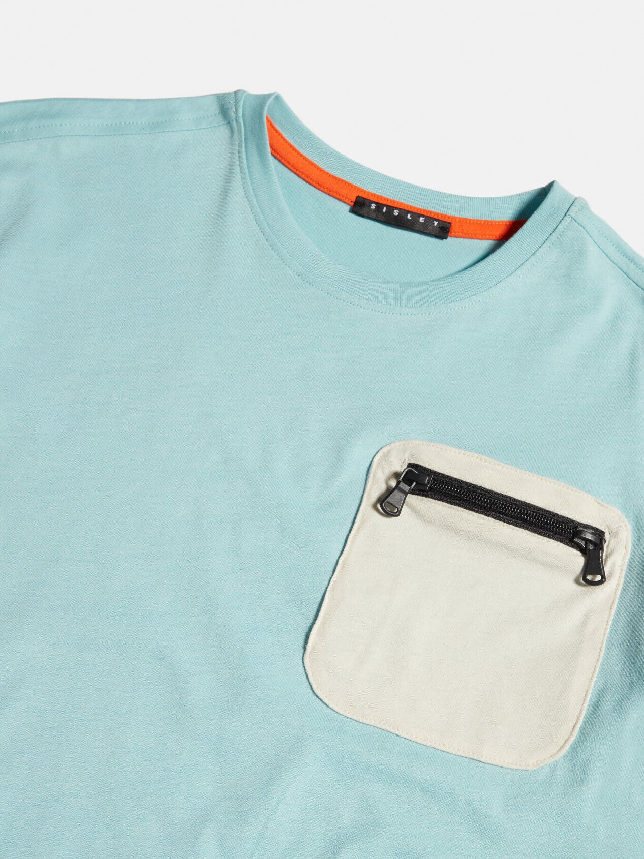 T-Shirt With Clashing Pocket - 03