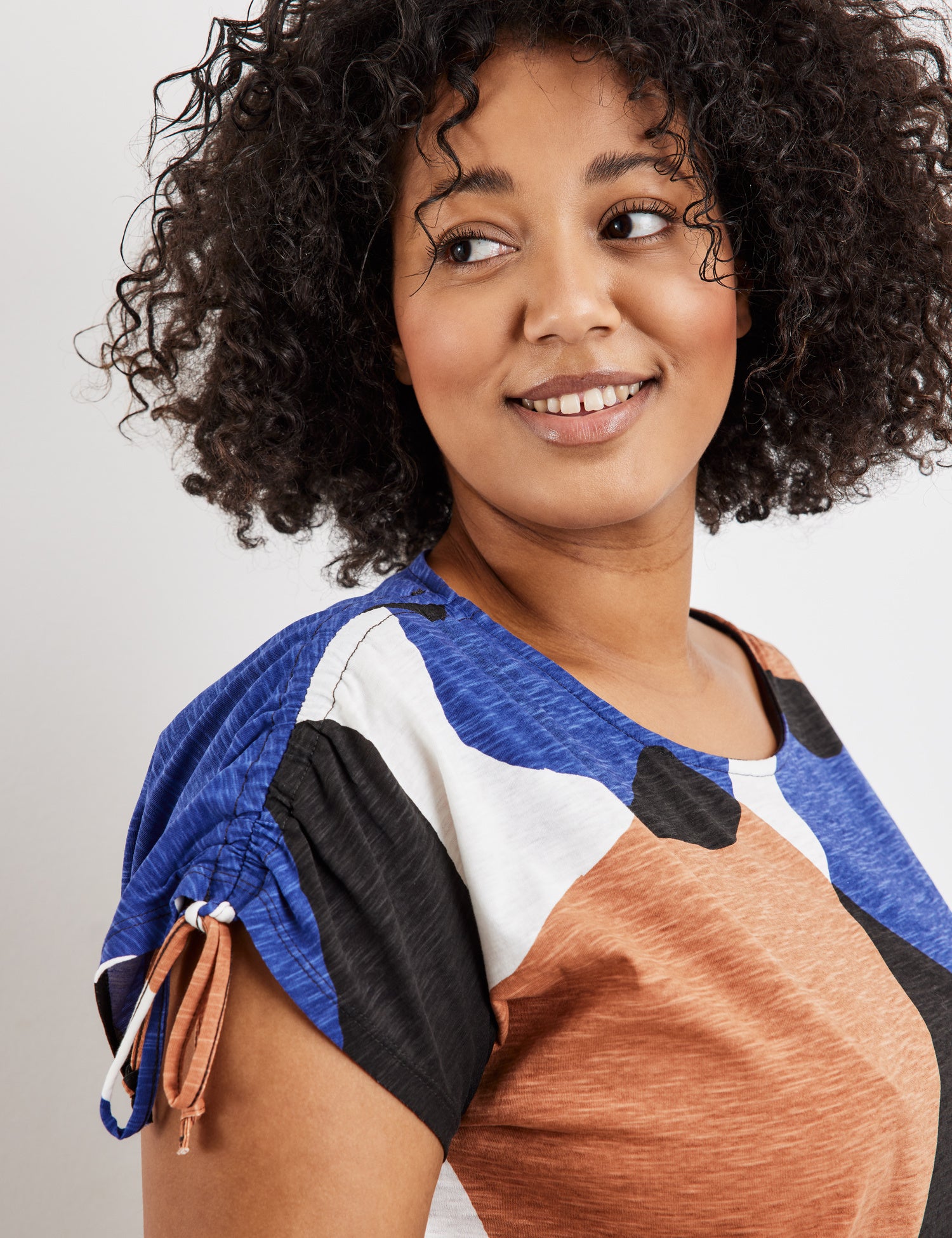 T-Shirt With Gathers At The Shoulders
